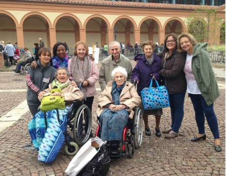 Un nuovo abbraccio tra giovani e anziani